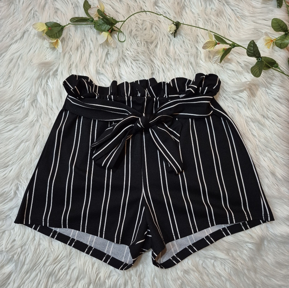 Windsor Black and White Paper Bag Striped High Waist Shorts Size L.